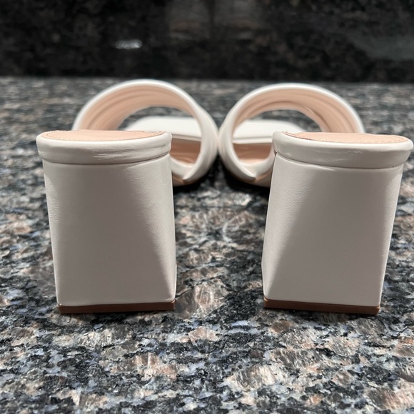 NEW!Your to -go- to slip on small Sandals  and super comfortable - Picture 2 of 9